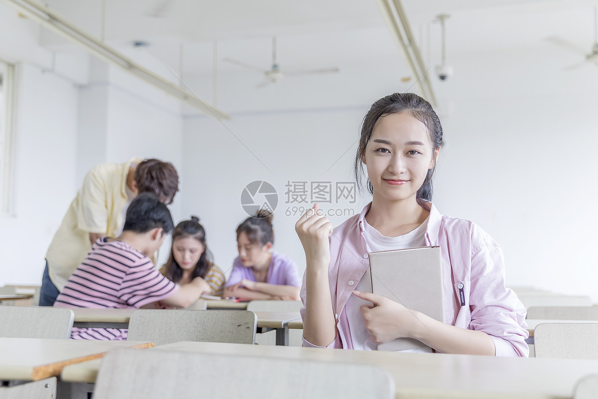 教室里自信微笑的学生