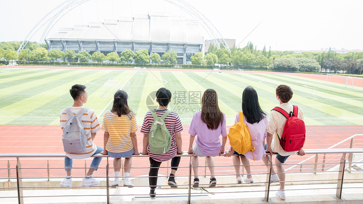活力大学生背影