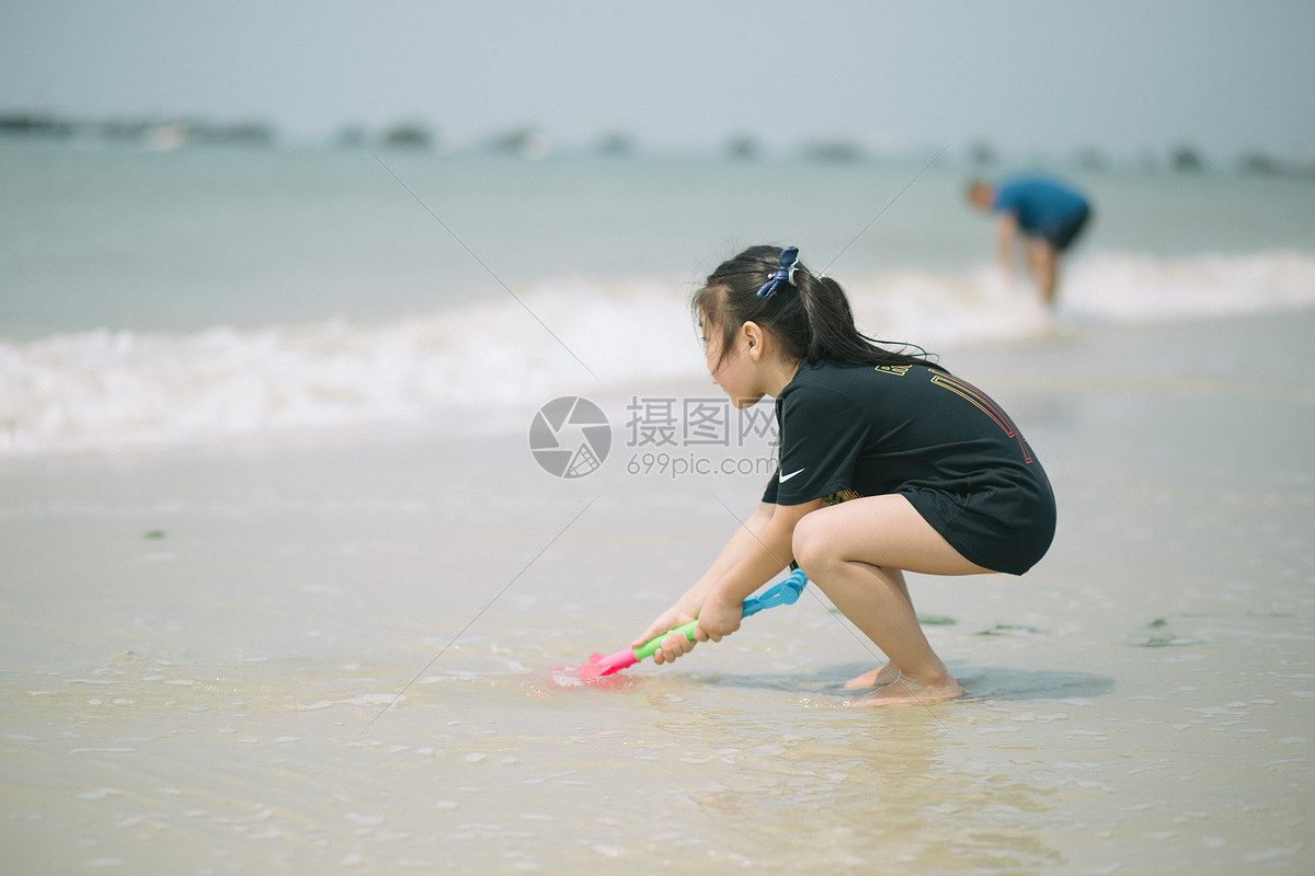 海边玩水的小女孩