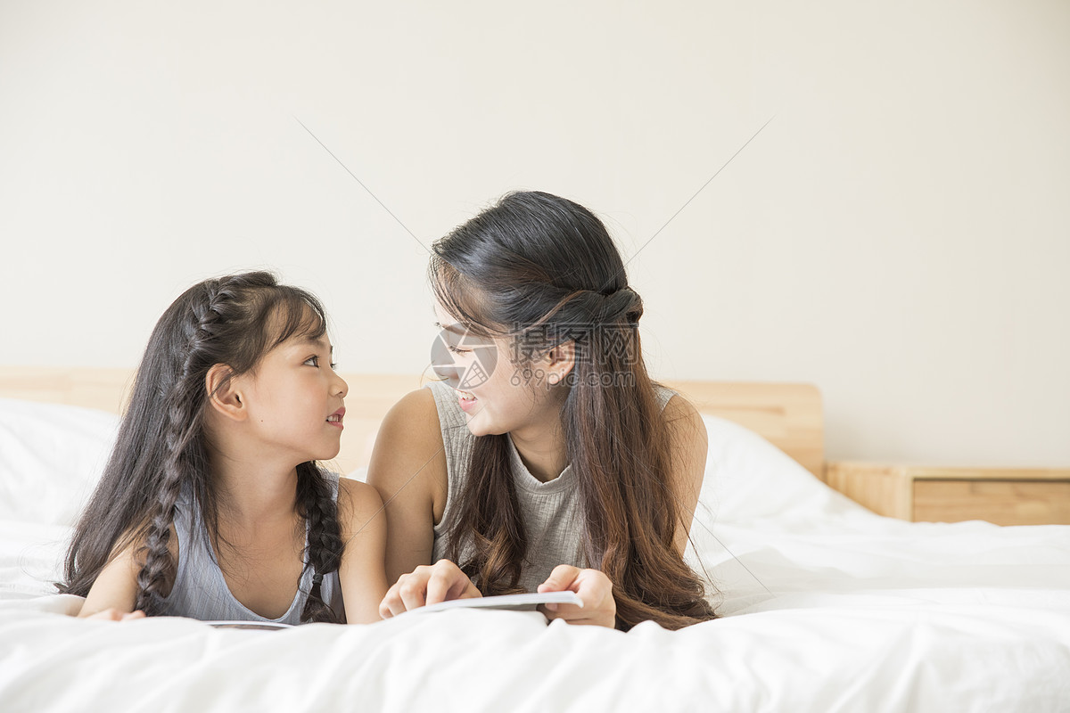 照片 人物情感 女孩和母亲一起看书.jpg