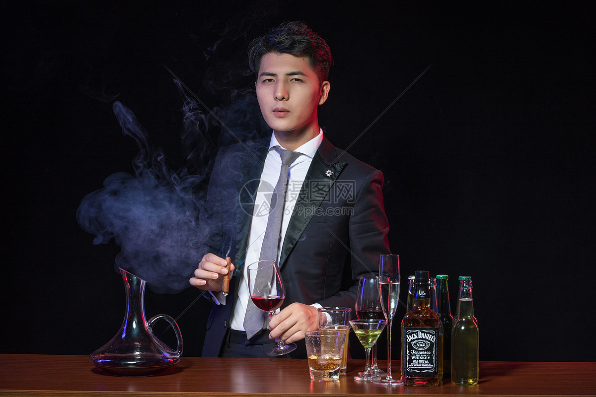 照片 人物情感 商务男士酒吧喝酒.jpg