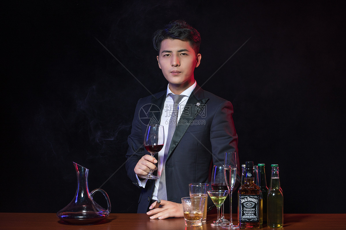 照片 人物情感 高血压 商务男士酒吧喝酒.jpg