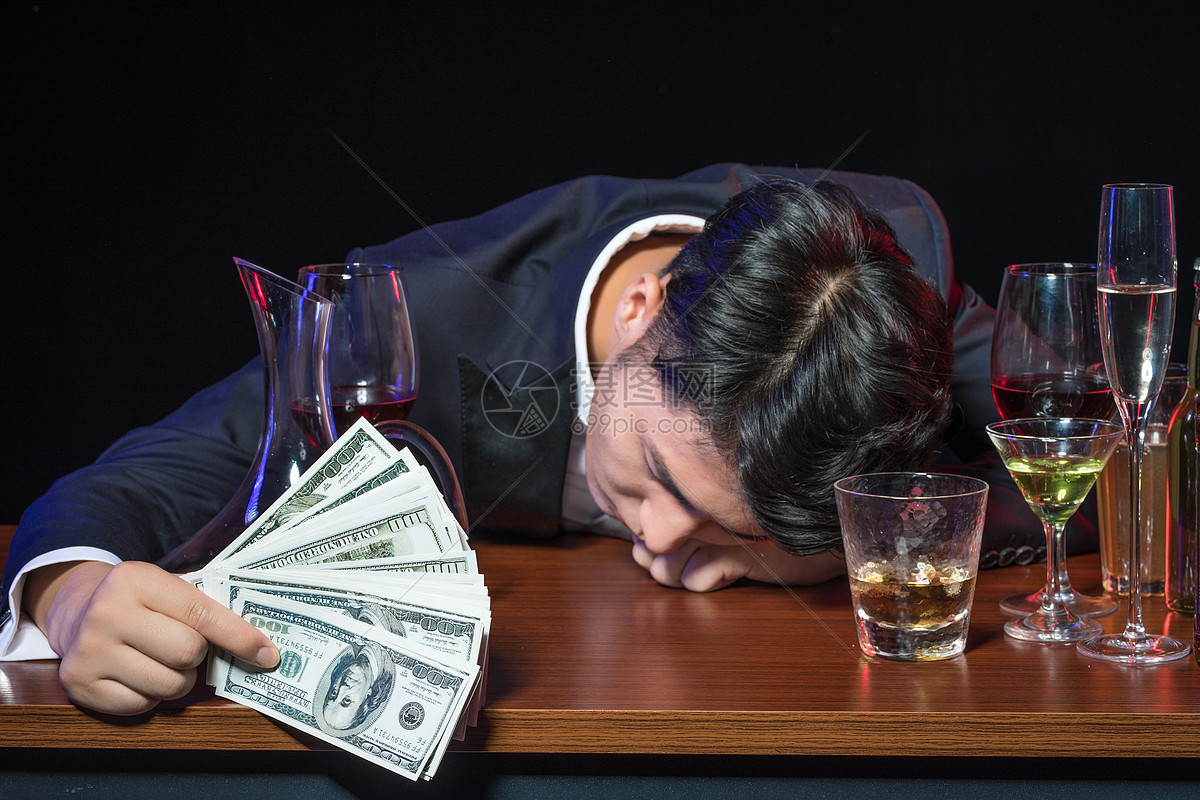 商务男士金融喝酒