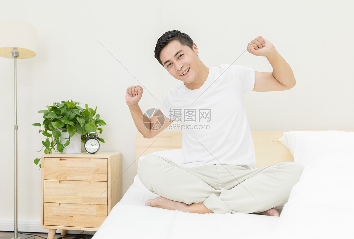 照片 人物情感 居家男性伸懒腰.