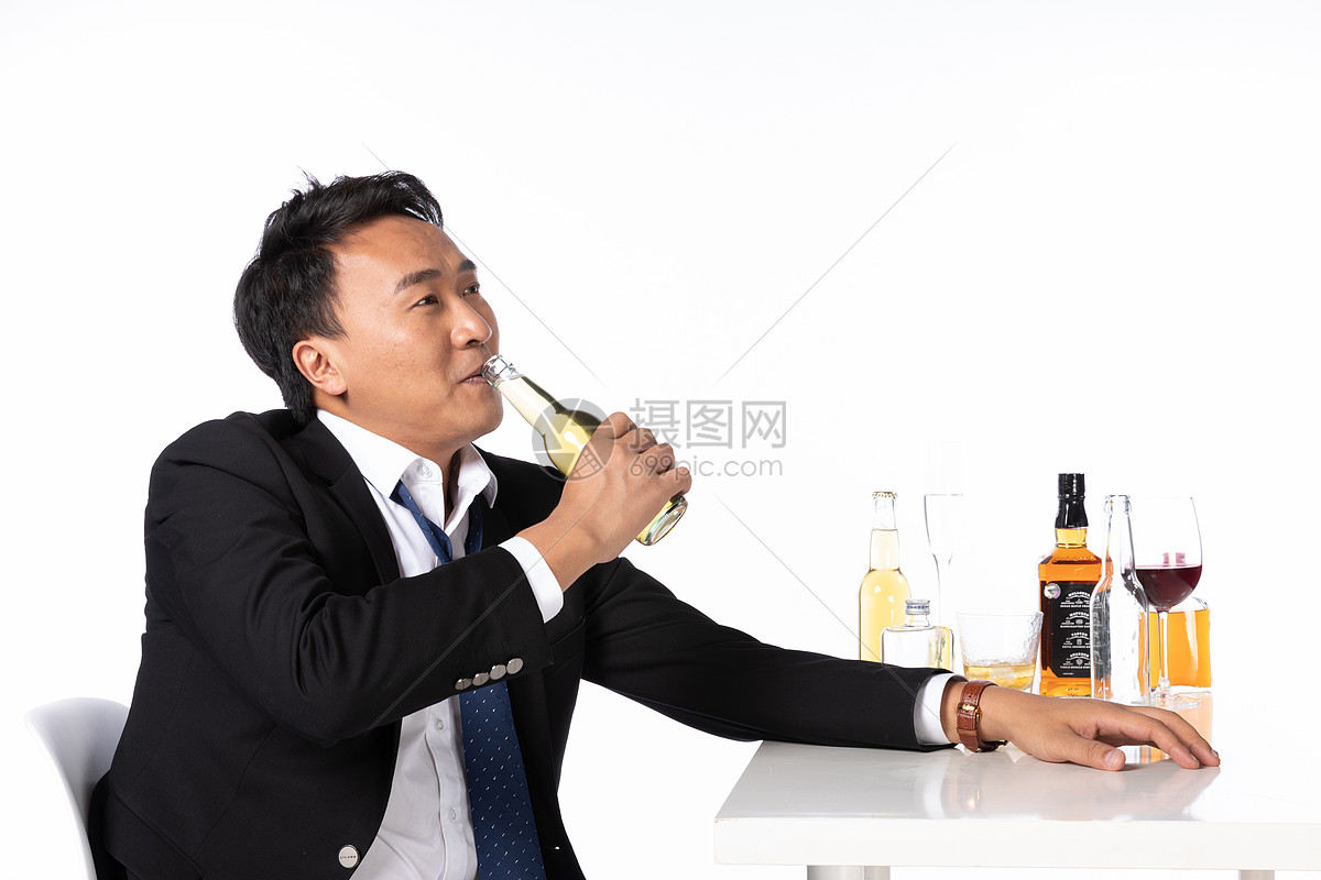 喝酒商务人士形象照