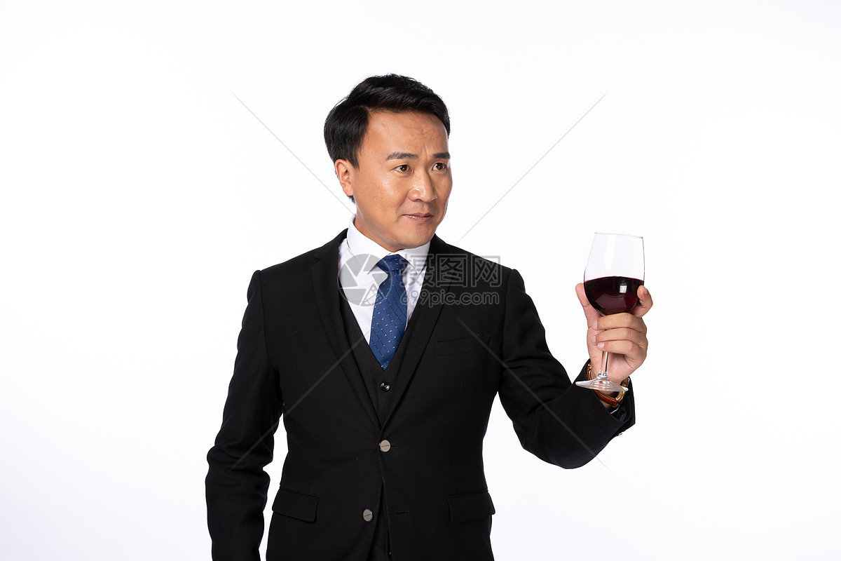 商务男手拿酒杯生气