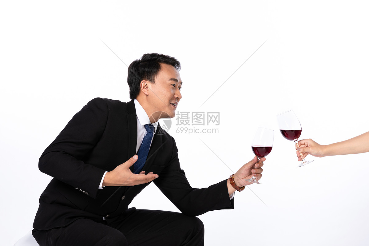 商务男士碰杯