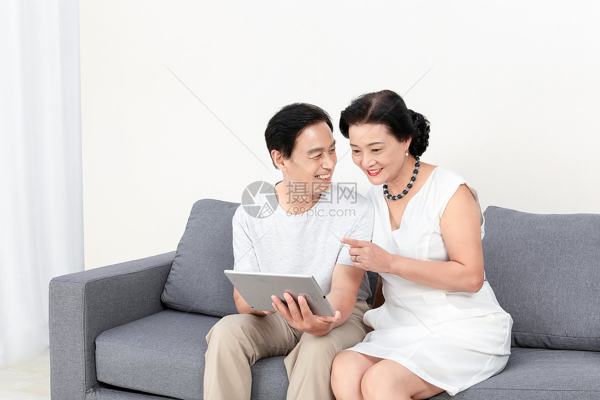 中老年夫妇用平板视频聊天