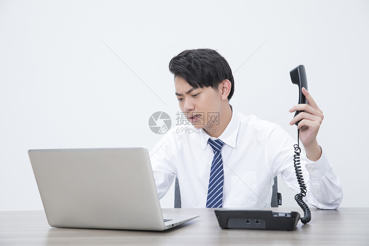 商务男性电话交谈