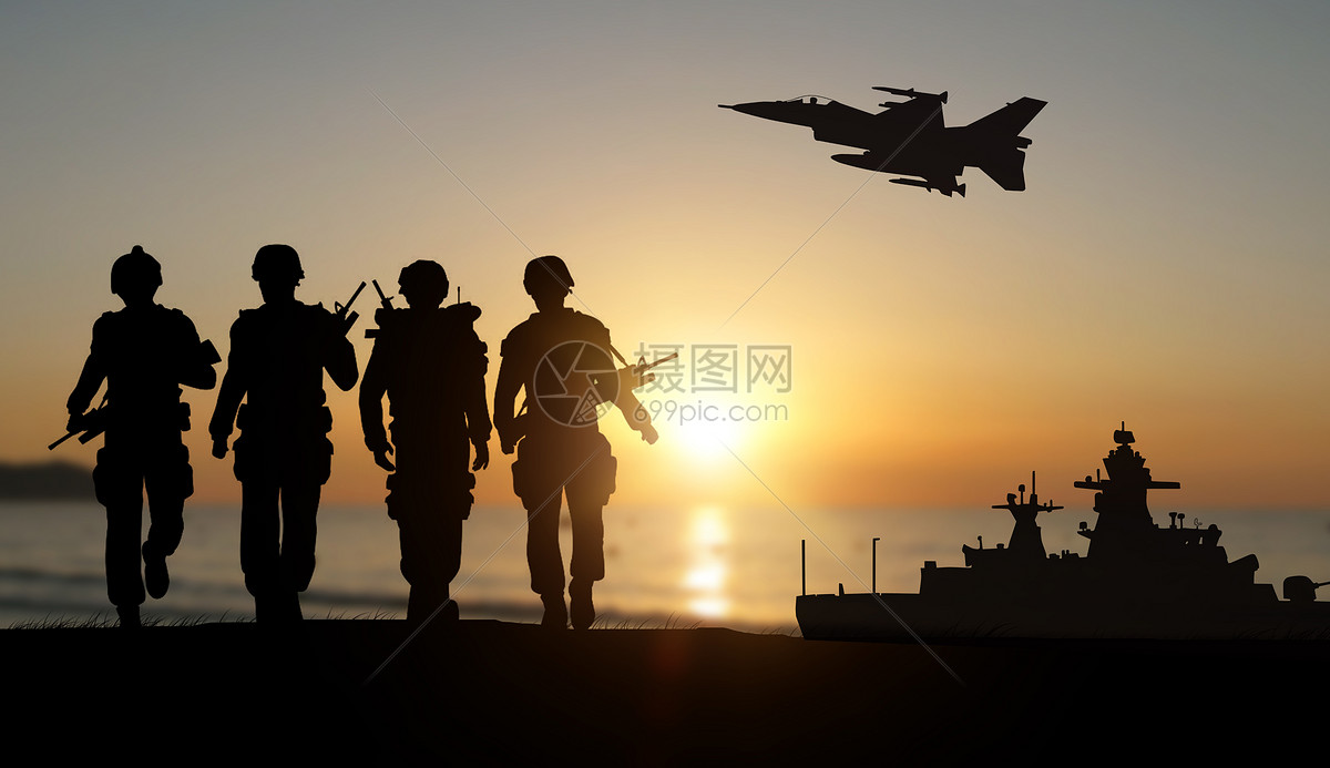 夕阳下军人剪影
