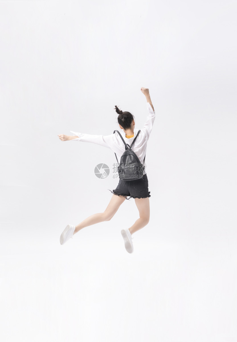 年轻女性跳跃背影