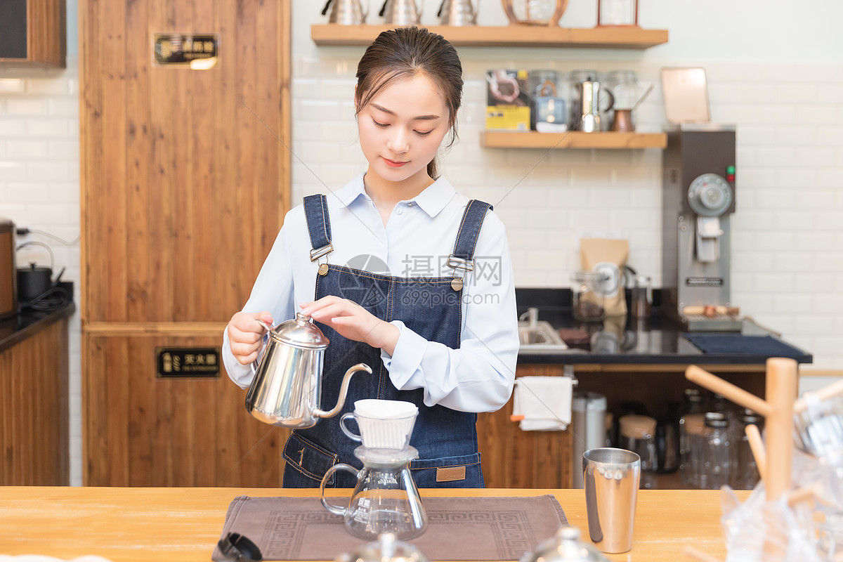 女性咖啡师手冲咖啡