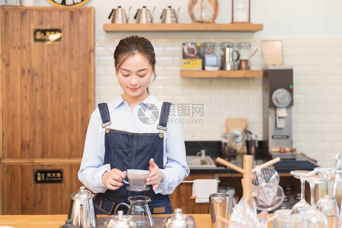 女性咖啡师手冲咖啡