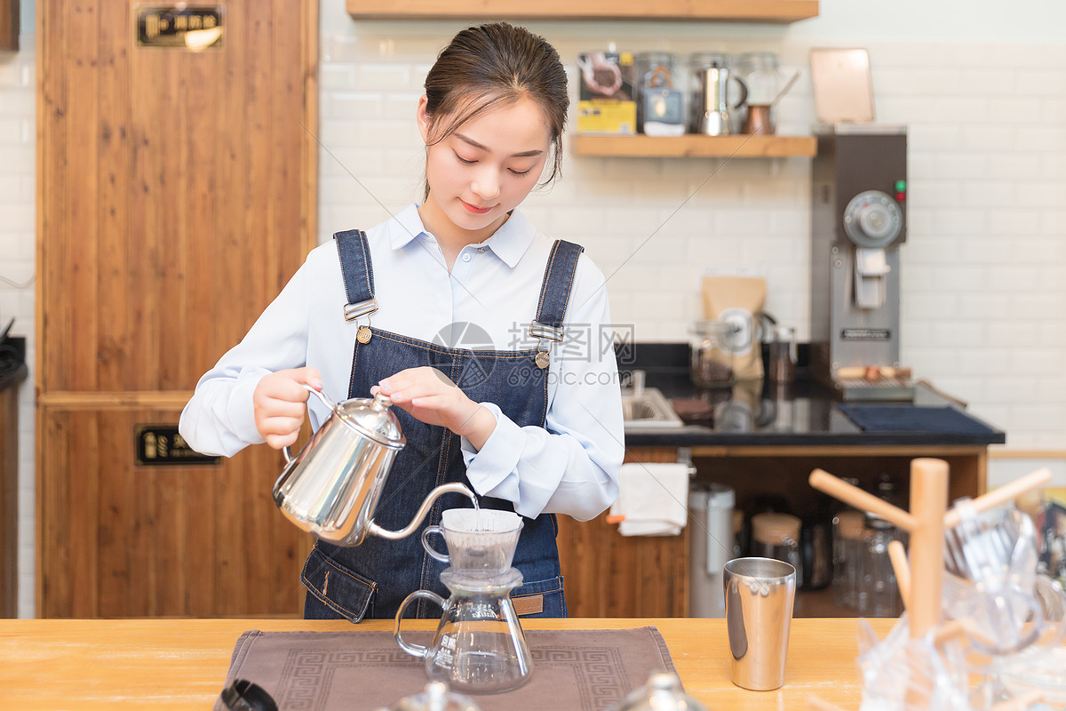 照片 人物情感 女性咖啡师手冲咖啡.jpg