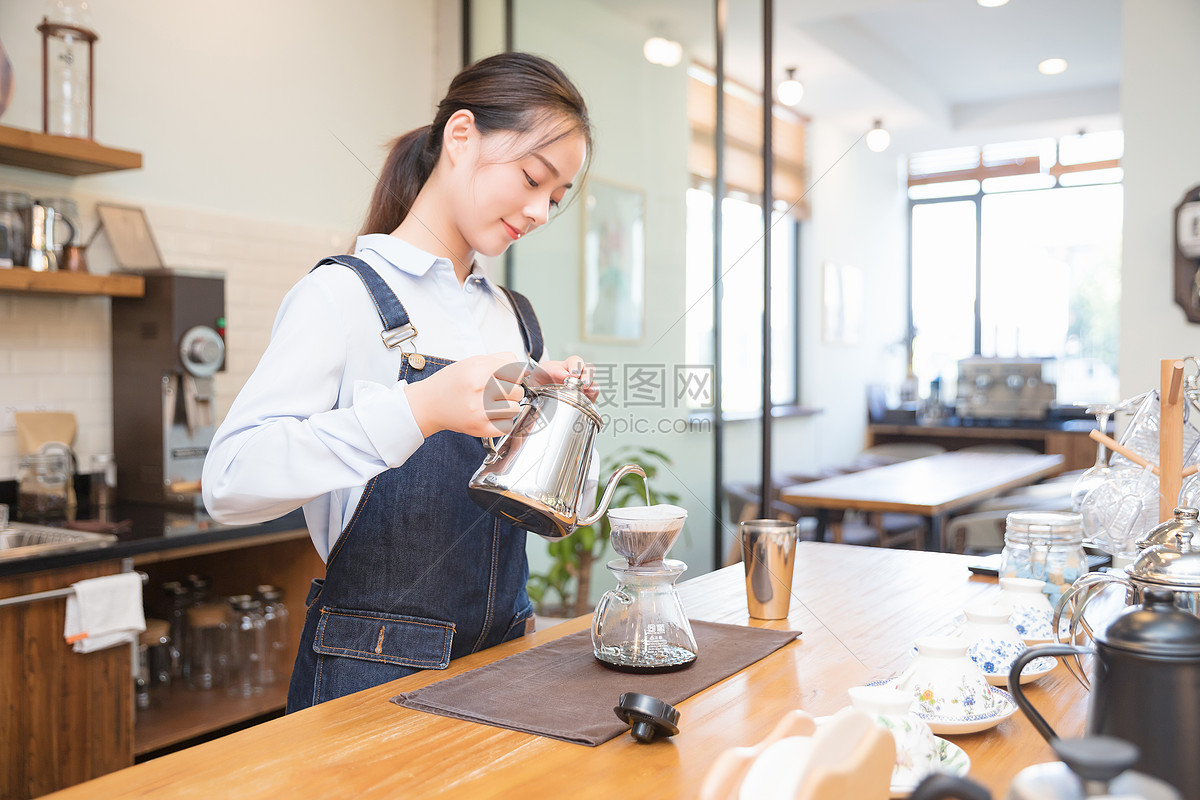 女性咖啡师手冲咖啡