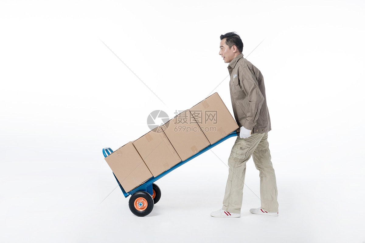 仓储物流工人搬运货物