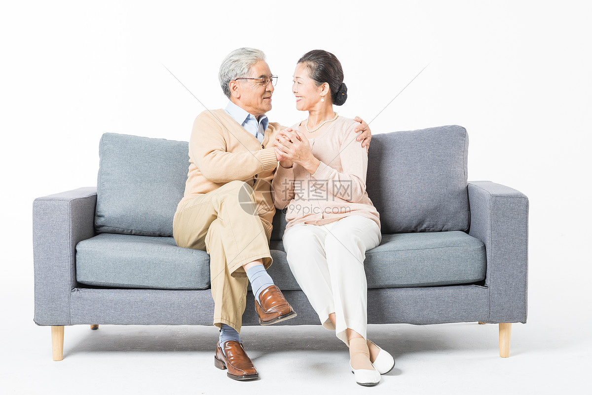 沙发上幸福的老年夫妻