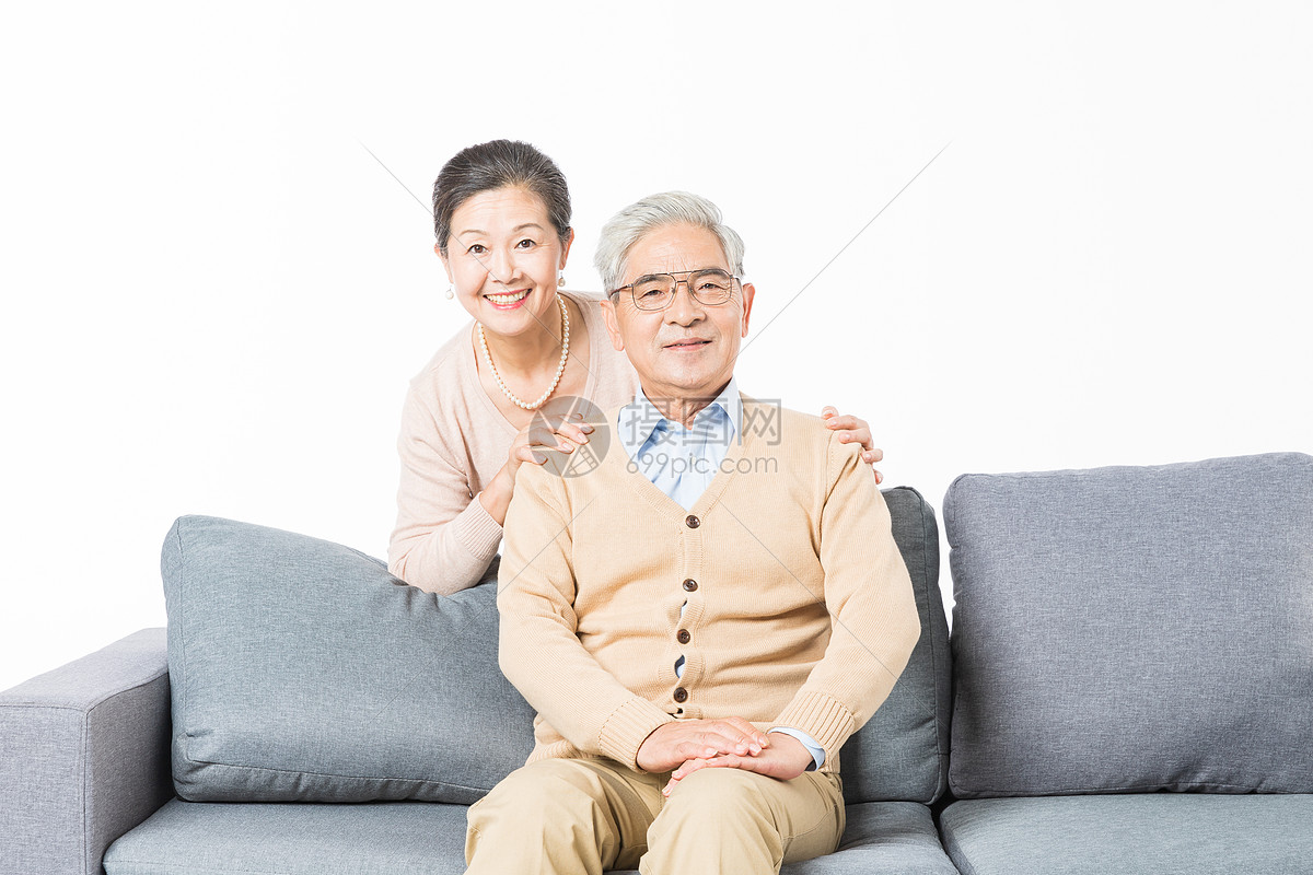沙发上幸福的老年夫妻