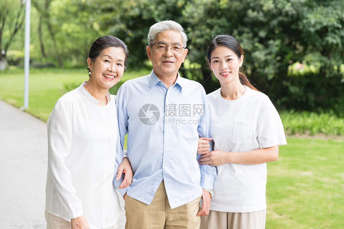 公园女儿陪伴老年夫妻
