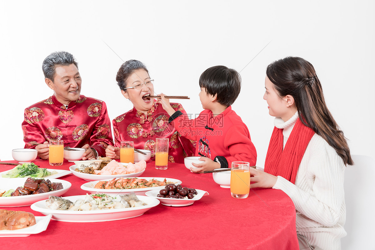 开心吃年夜饭的一家人