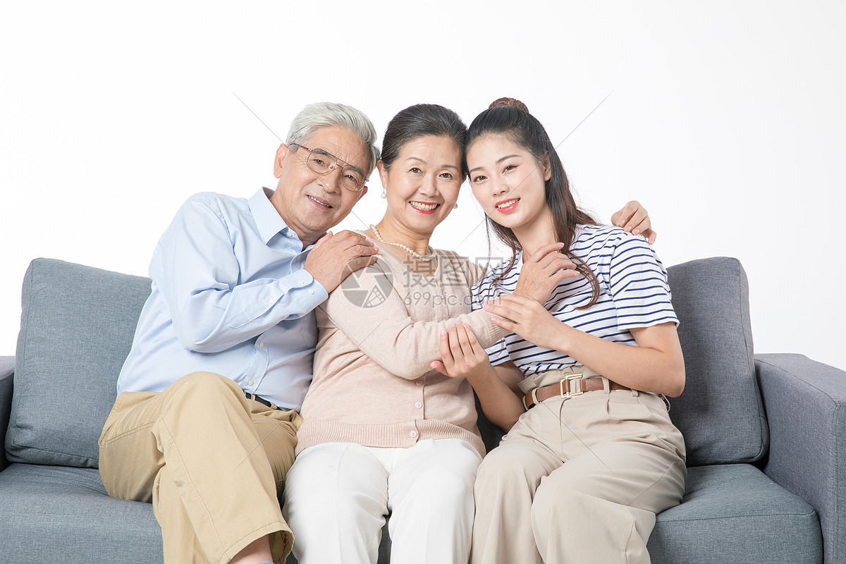 女儿陪伴父母