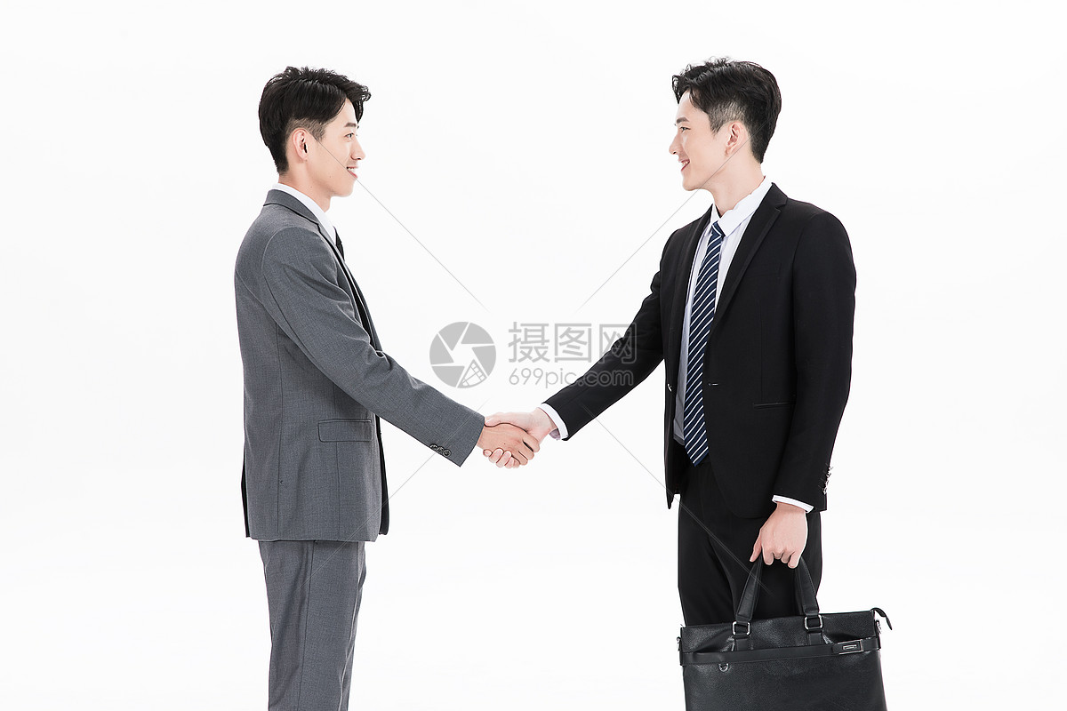 相互握手的男性白领