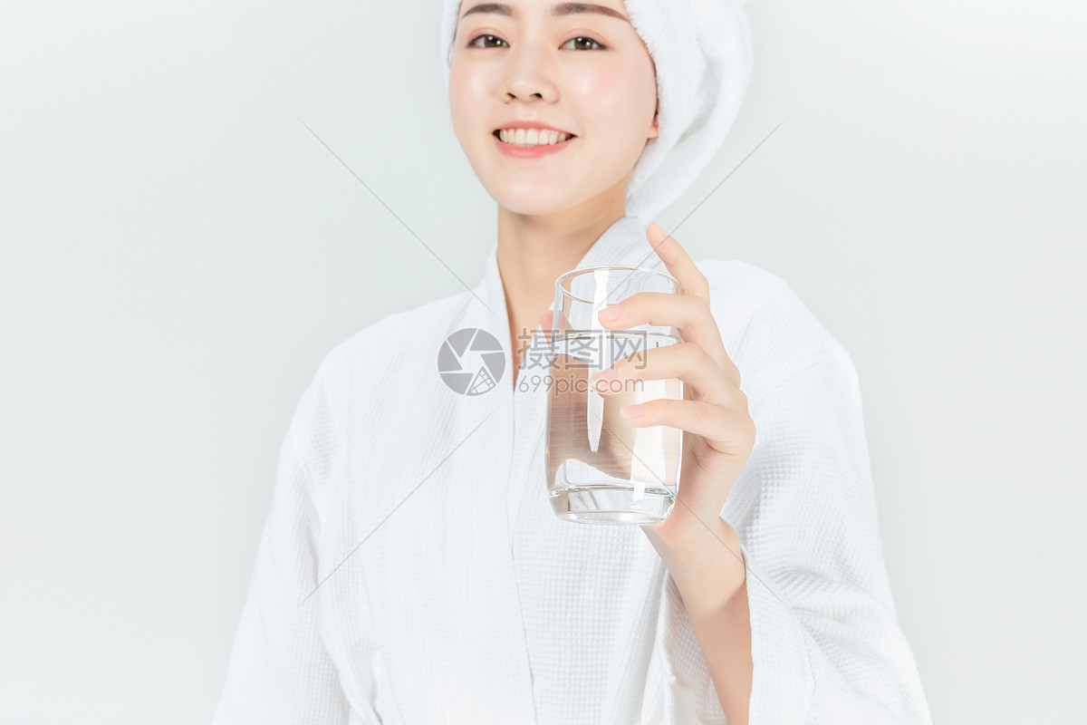 美女手拿水杯