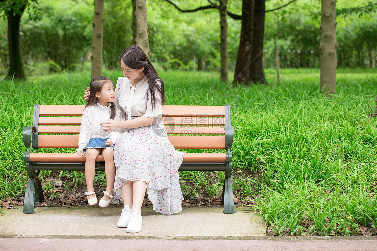 妈妈陪伴孩子公园休息