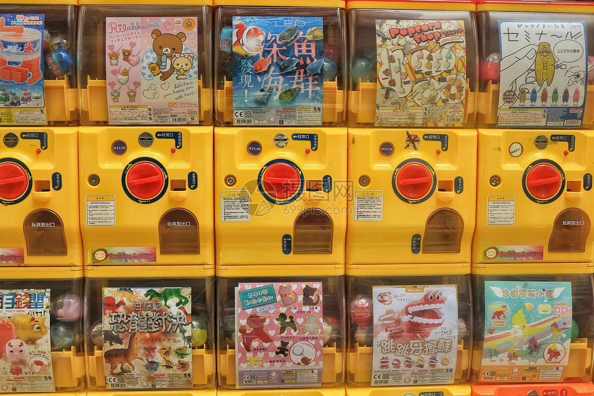 香港街头糖果色的扭蛋机