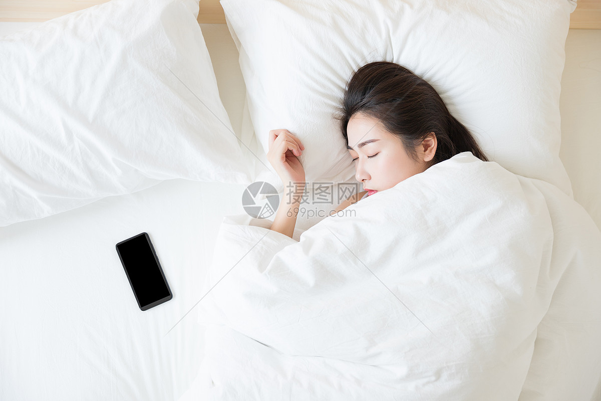 年轻女性睡觉与手机