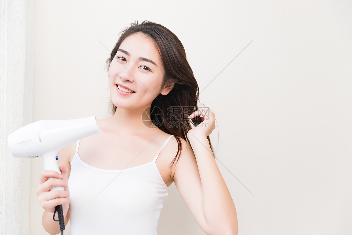 年轻女性吹头发