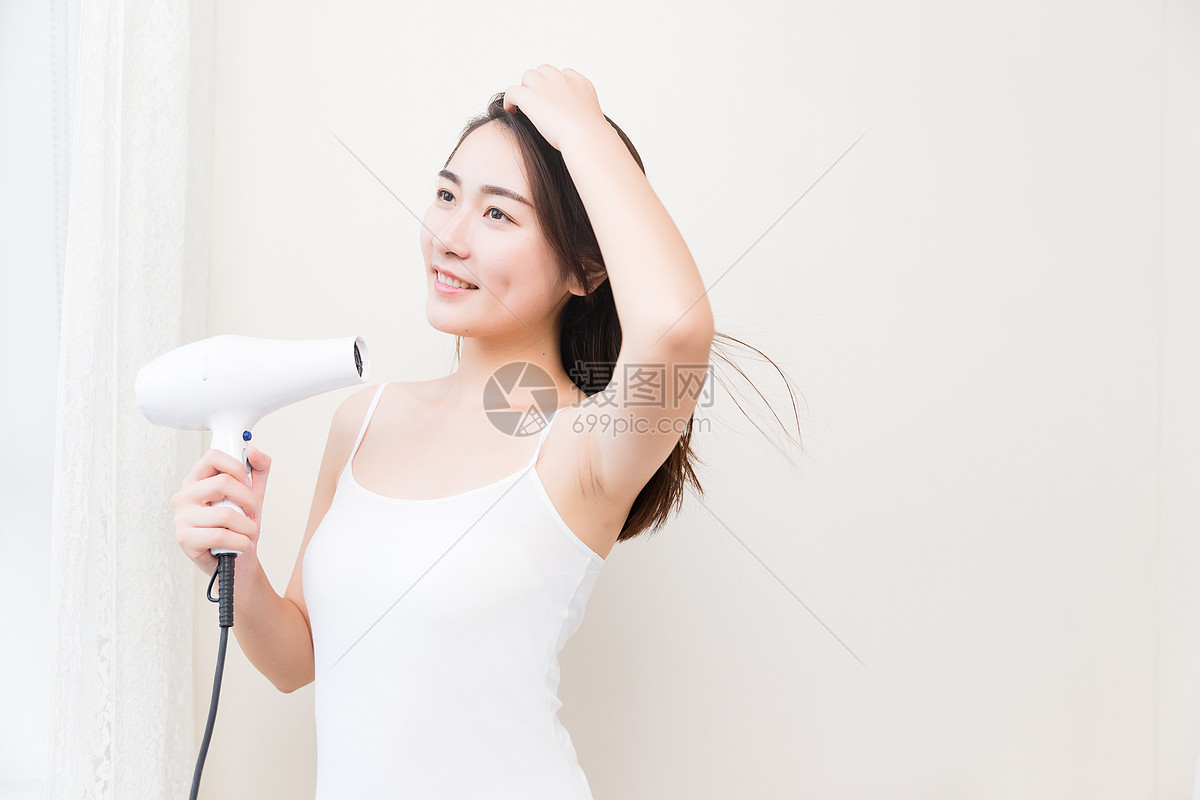 年轻女性吹头发
