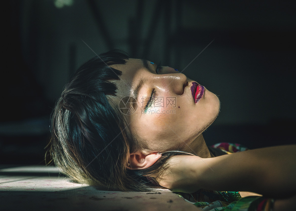 照片 人物情感 光影情绪美女.jpg