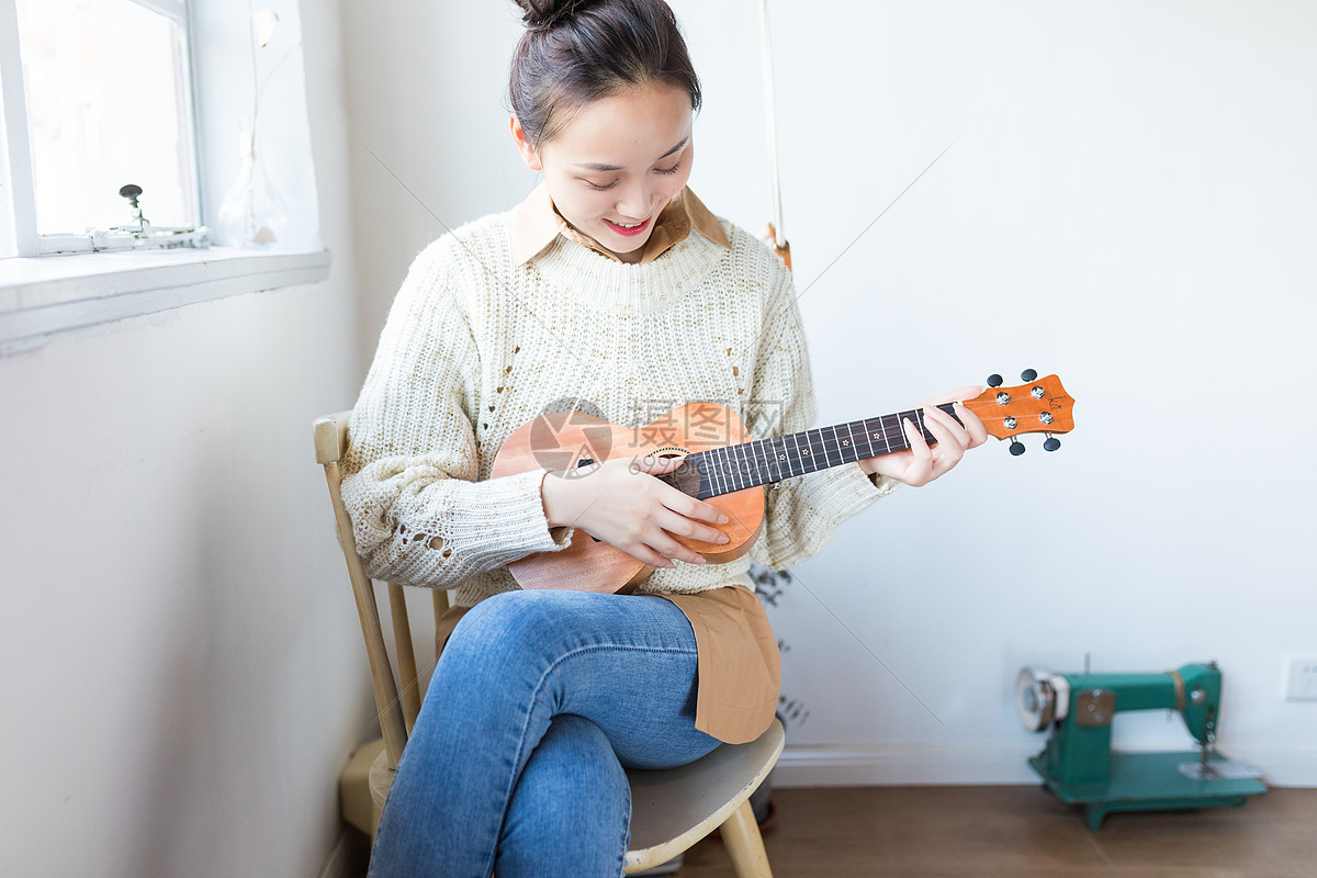 弹尤克里里的文艺女生