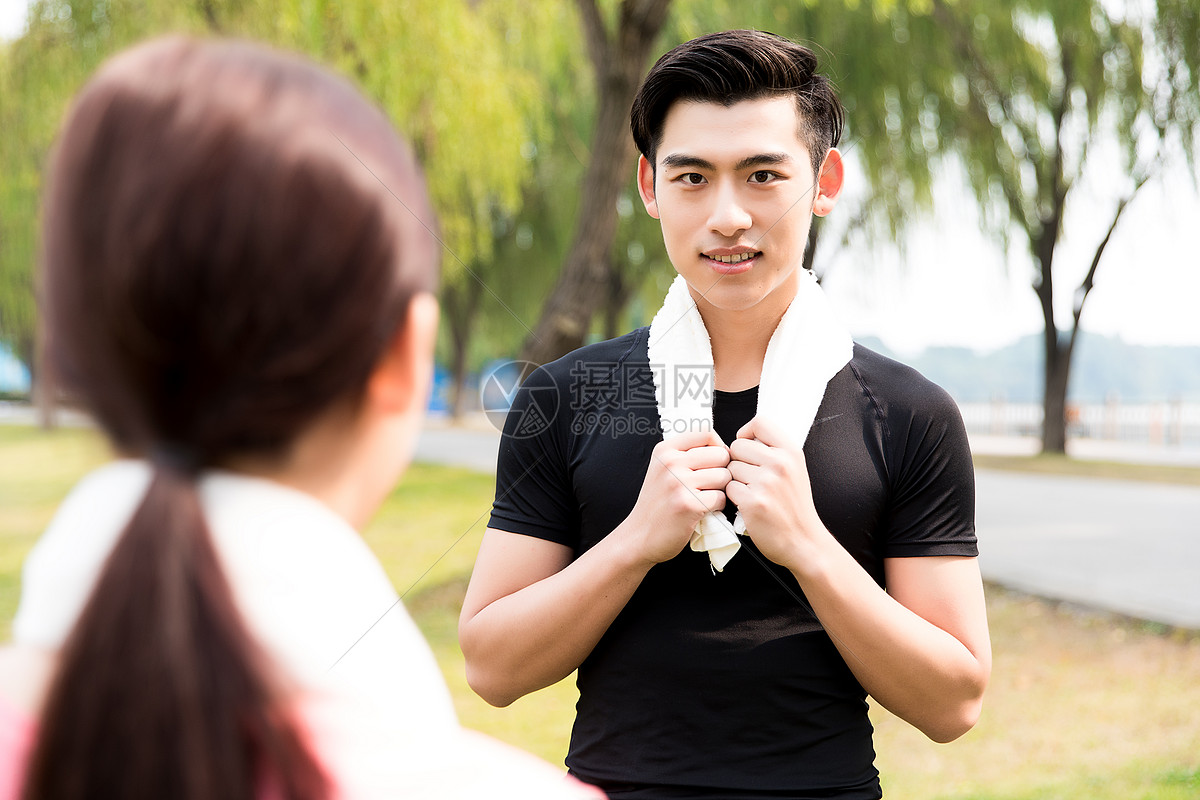 晨练的男女青年
