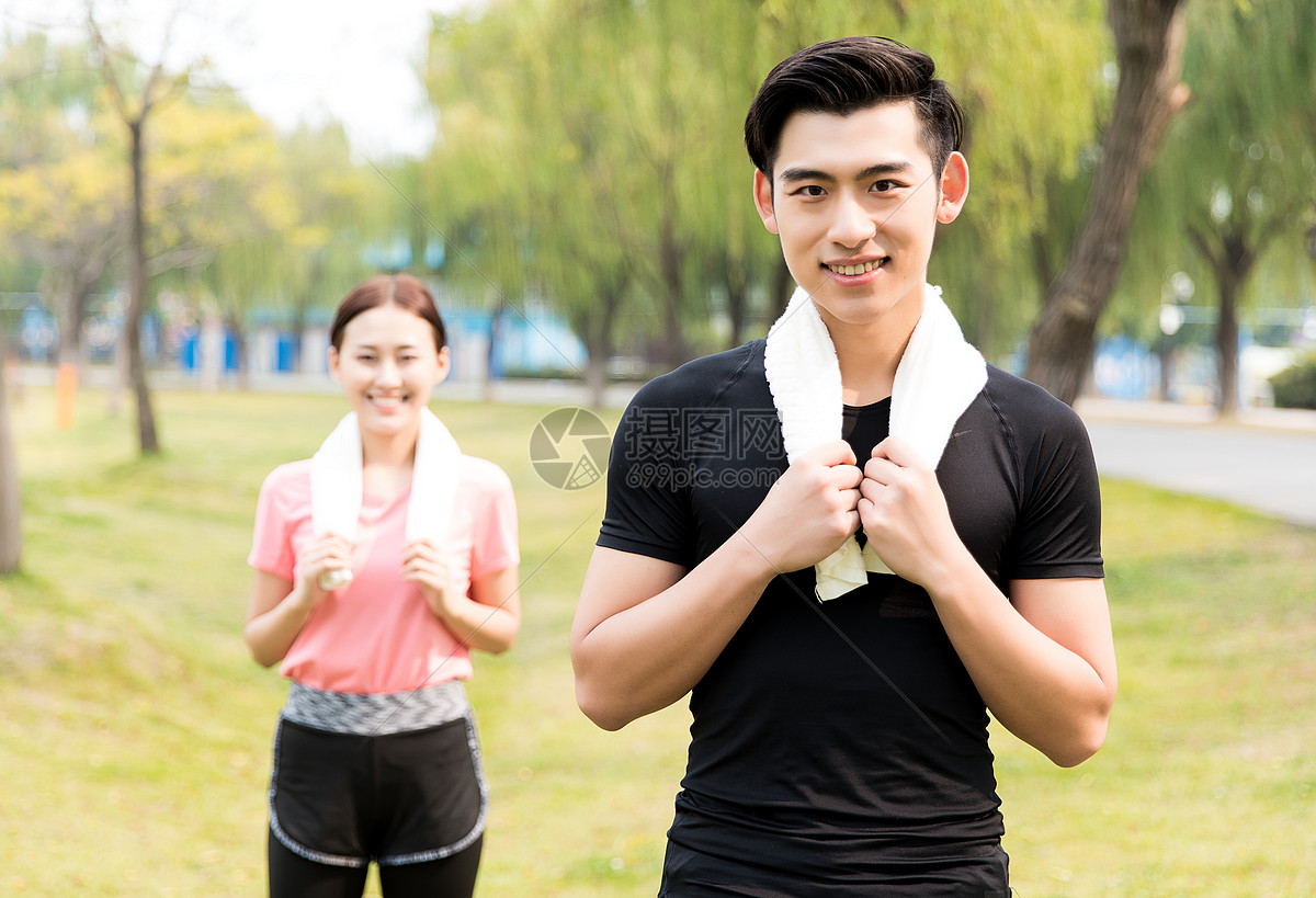 晨练的男女青年