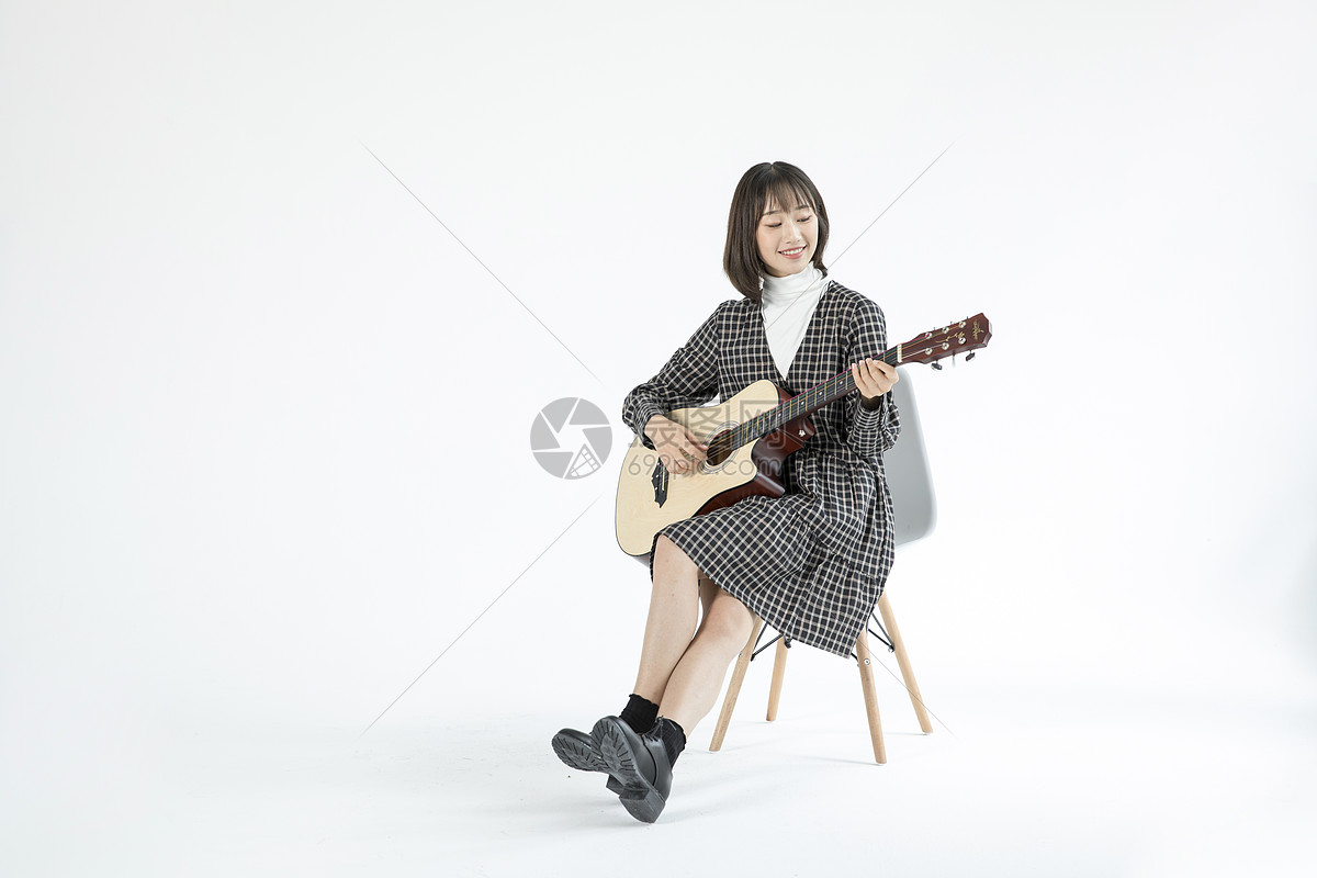 文艺女性弹吉他