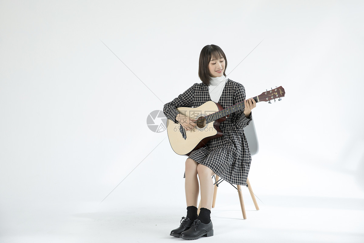 文艺女性弹吉他