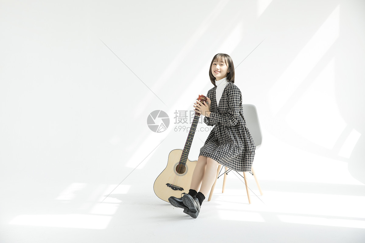 文艺女性弹吉他