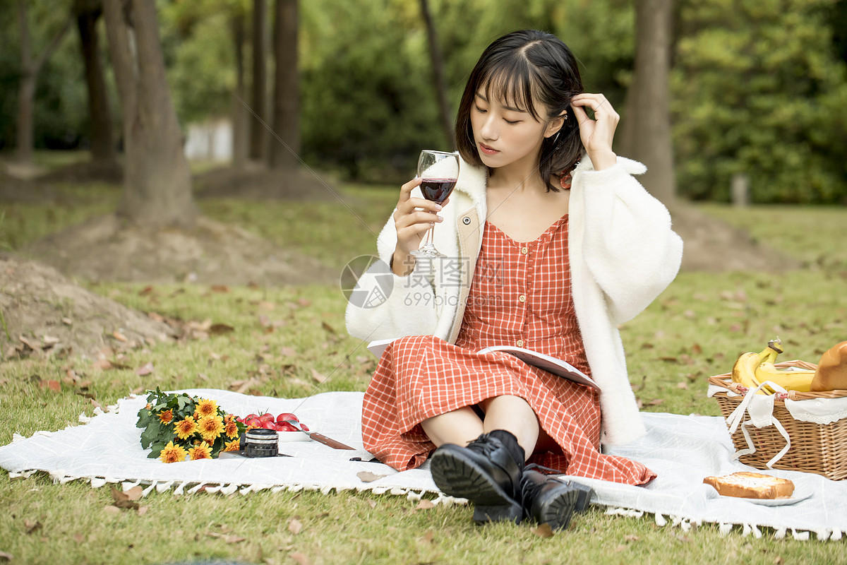 户外文艺少女野餐