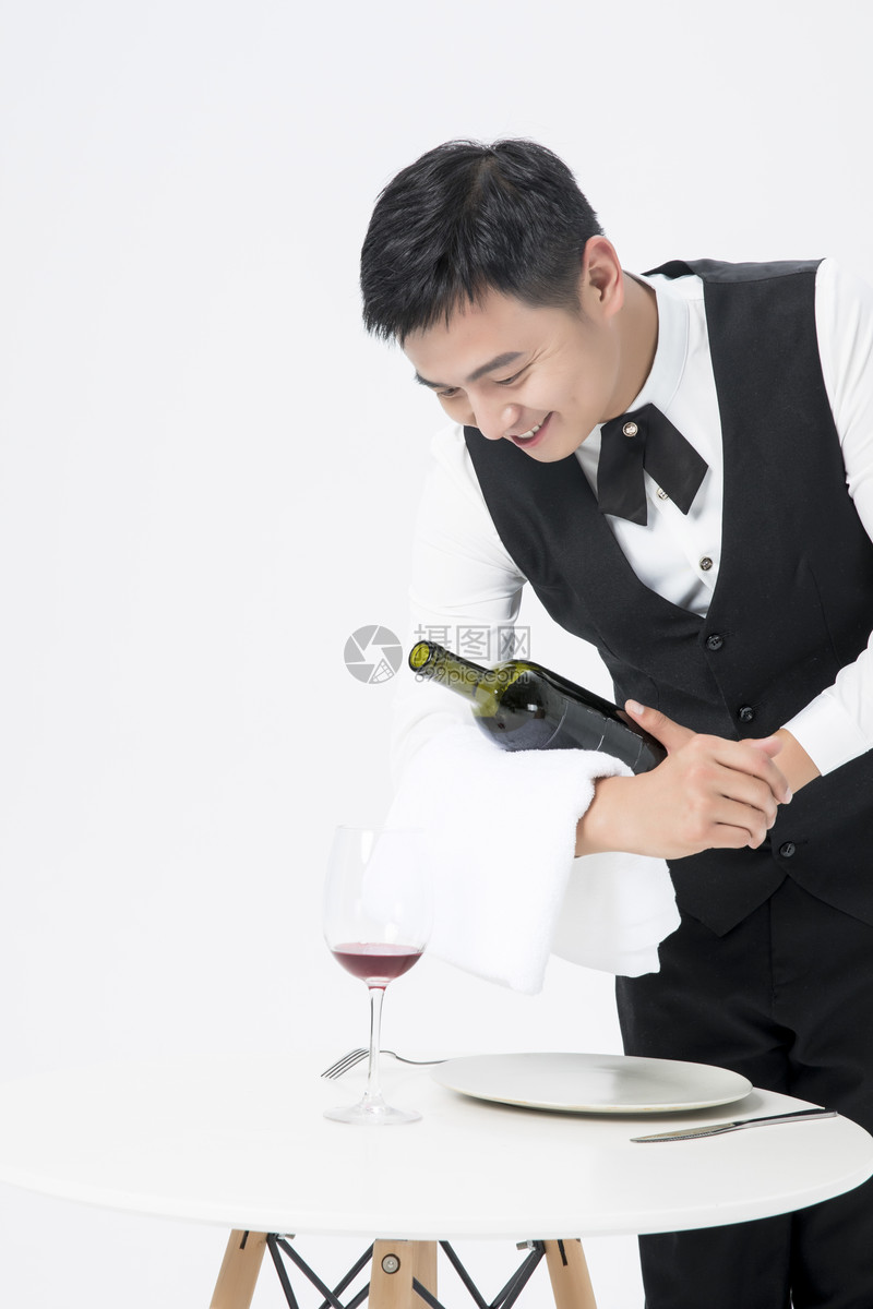男服务员倒红酒