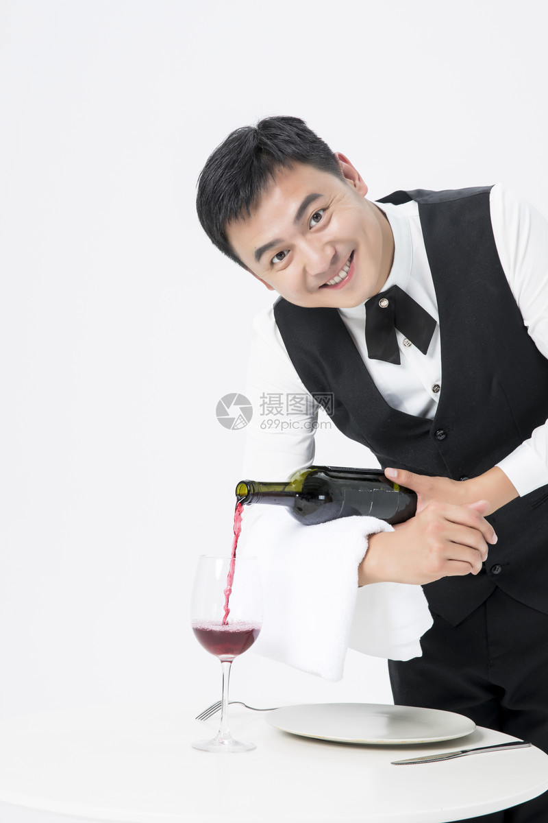 男服务员倒红酒