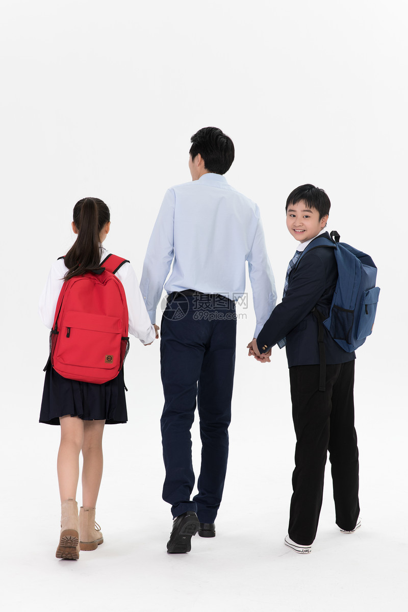父亲送孩子上学