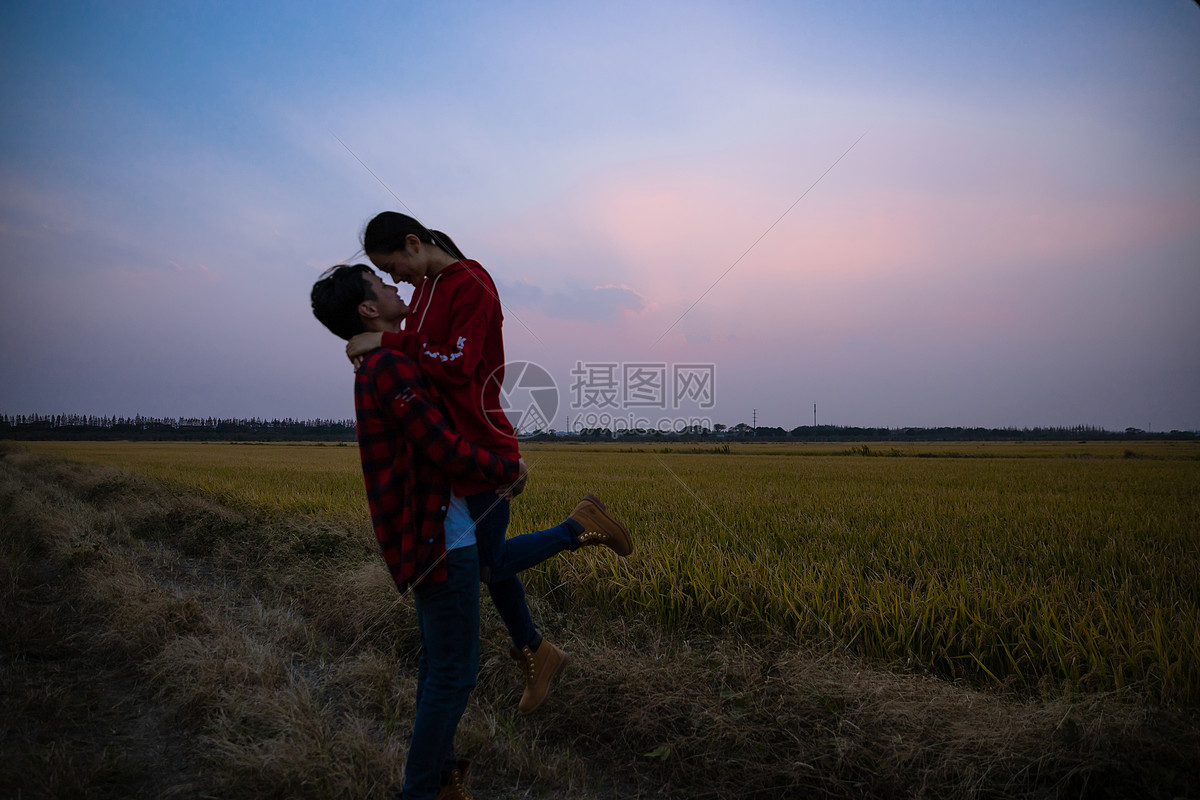 晚霞下的甜蜜情侣高清图片下载-正版图片501109368-摄