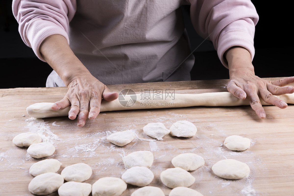 照片 餐饮美食 捏面团.jpg 1200_800