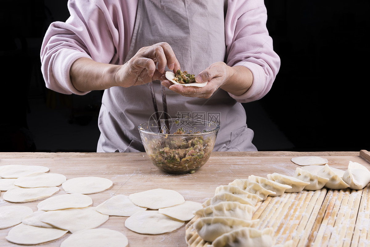 包饺子