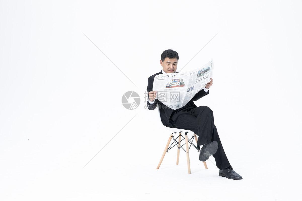 读报的商务男性