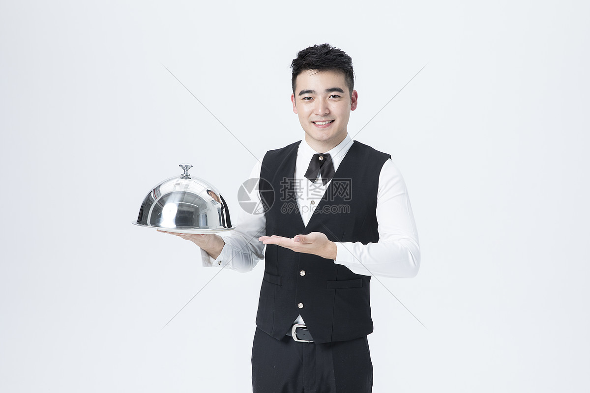 男性服务员托盘