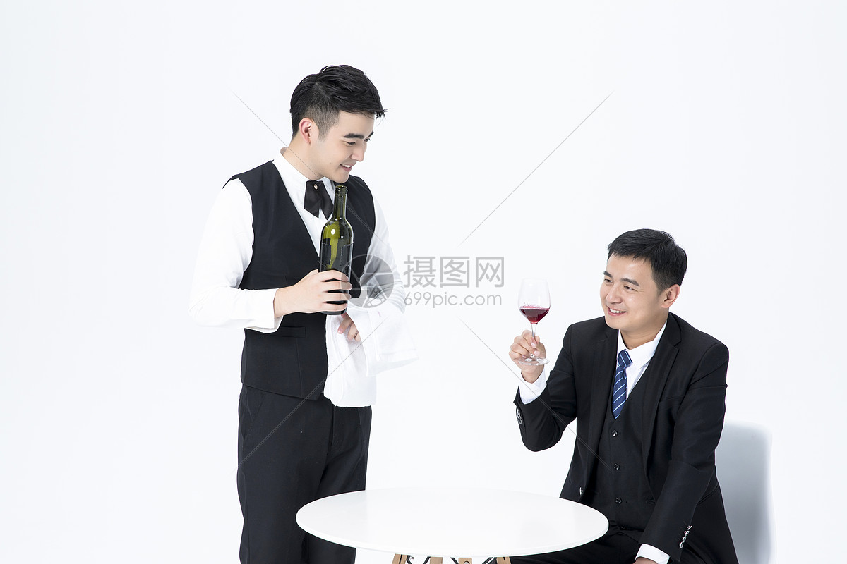 男性服务员服务倒酒