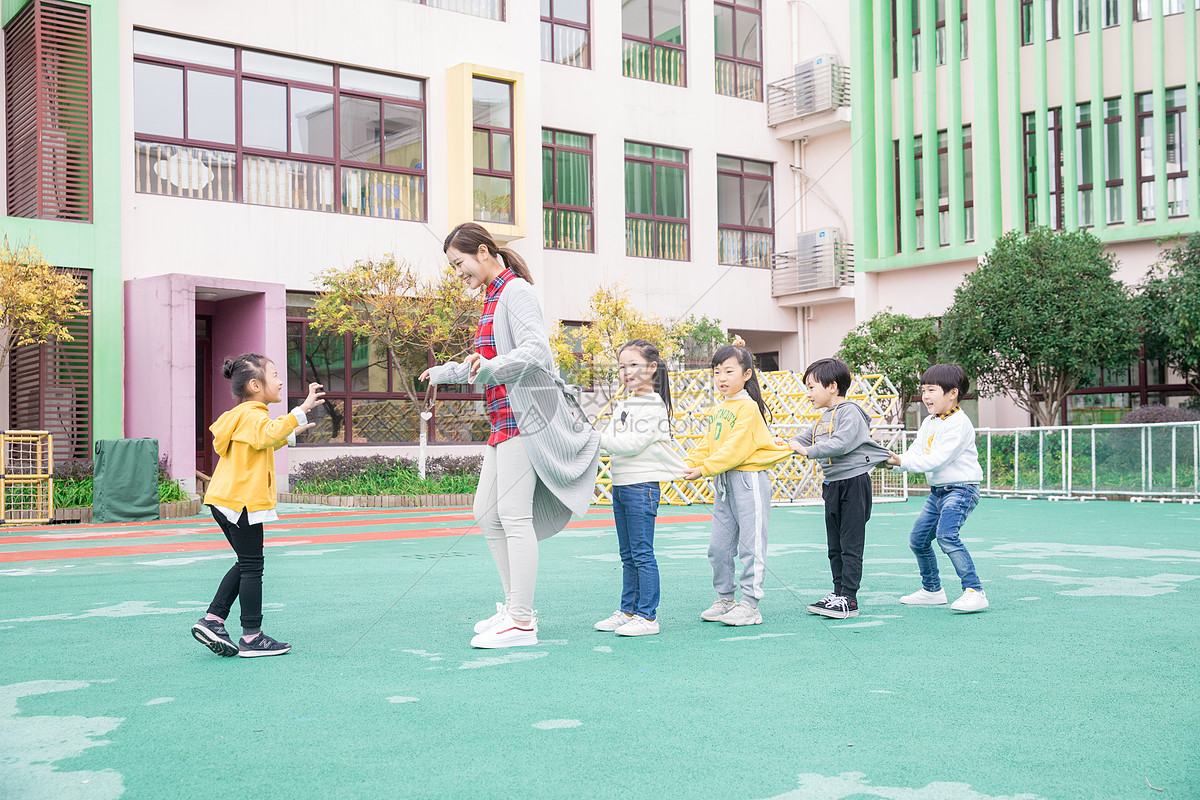 幼儿园儿童课间玩耍